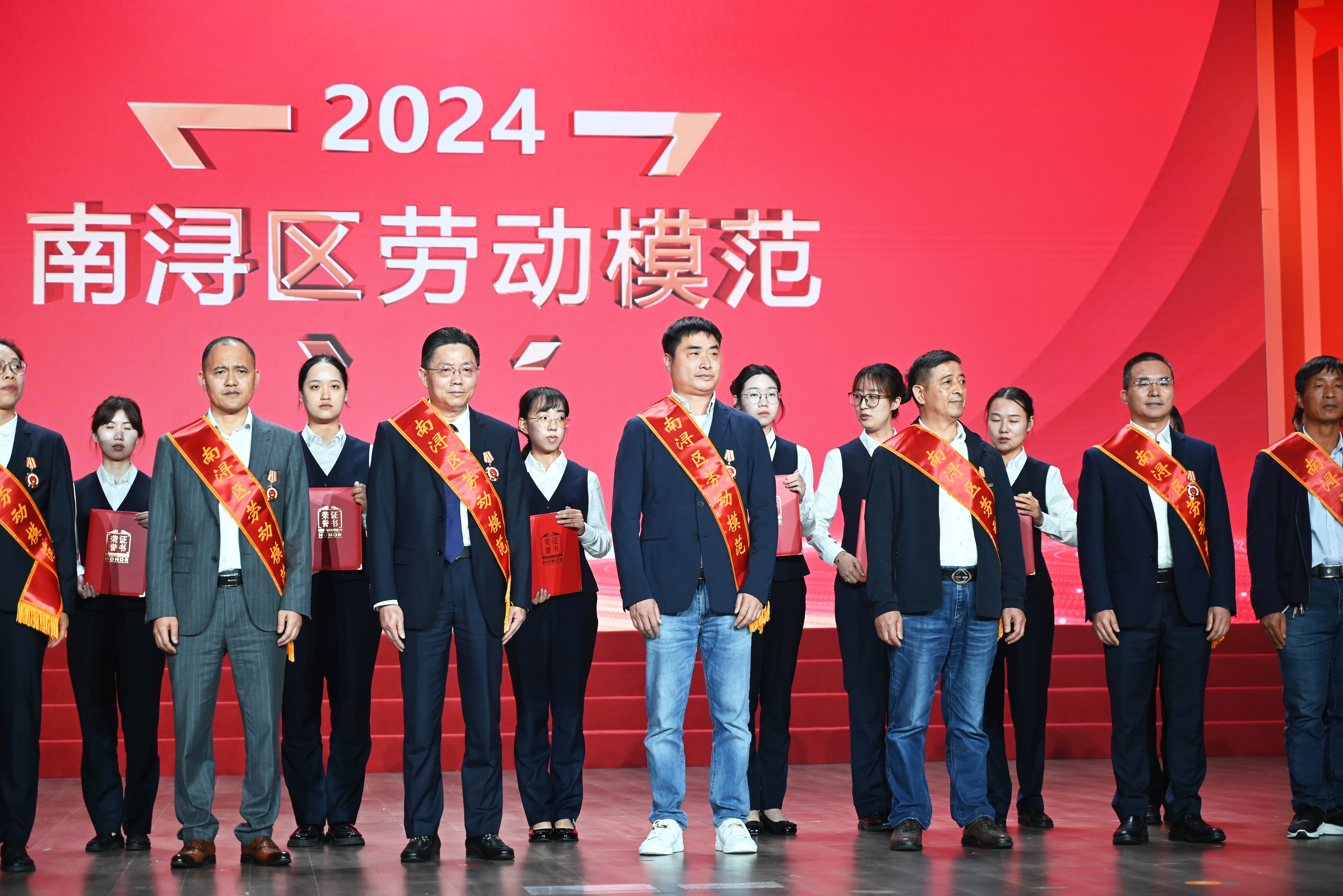 榜樣先行 敬業(yè)有為丨世友木業(yè)總裁倪月忠榮獲“南潯區(qū)勞動(dòng)模范”稱(chēng)號(hào)