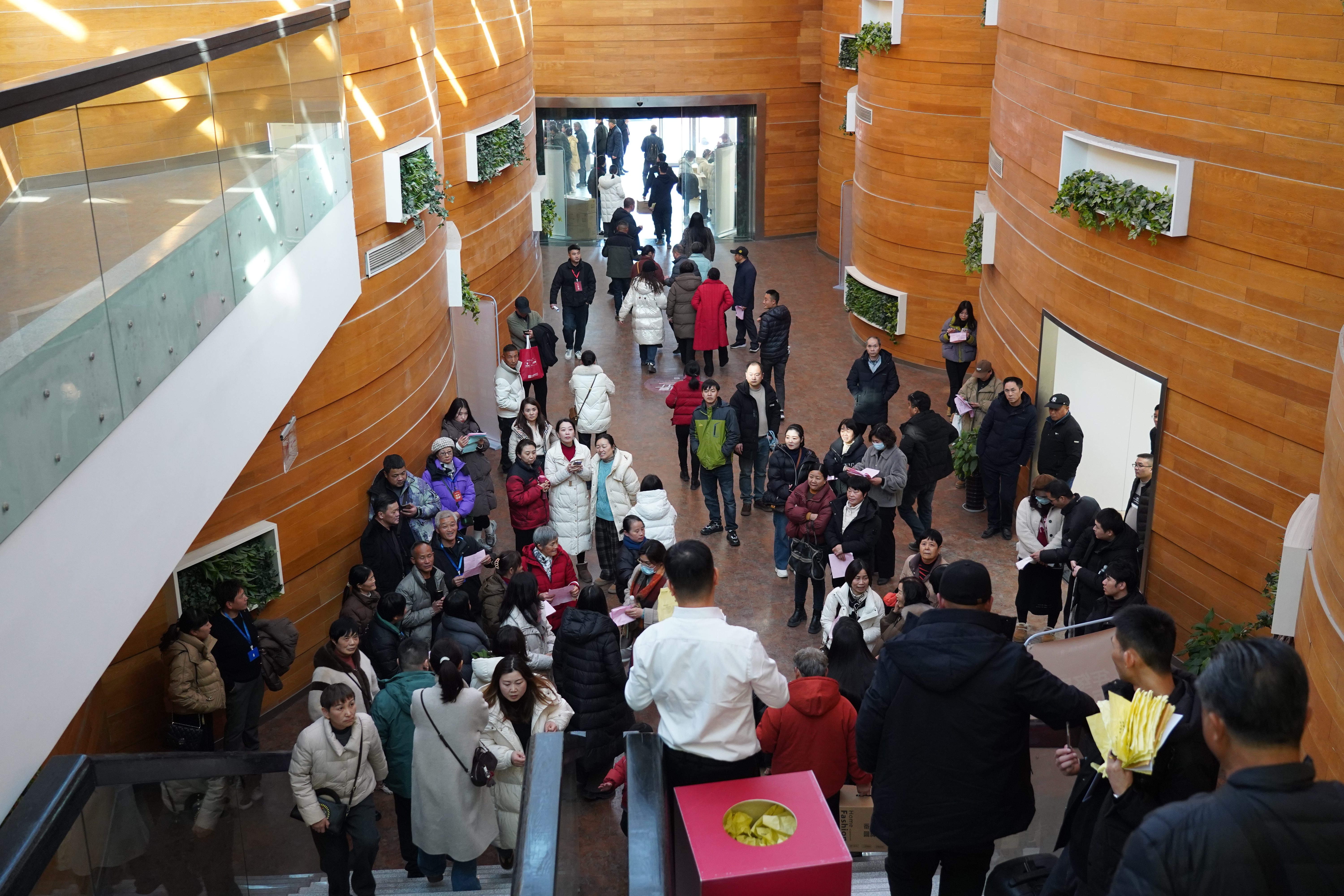 巔峰盛惠 引爆潯城丨 世友地板“年終盛宴萬(wàn)人搶工廠”收官大捷！